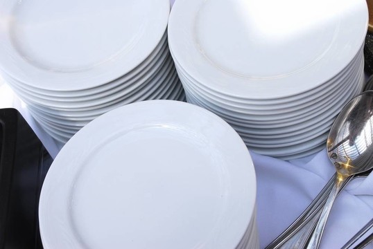 三層白色餐盤在宴會活動