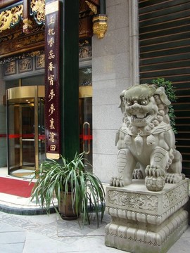 酒店門口的中國男護衛(wèi)犬