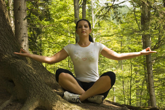 在山森林里做瑜伽的女人
