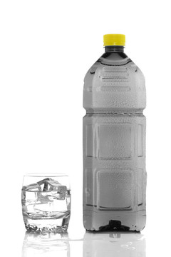 帶有水滴的礦泉水瓶和玻璃
