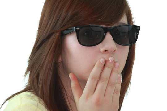 年輕的女孩用黑色sunglases