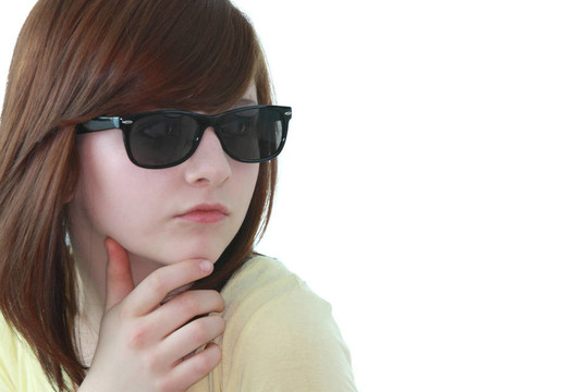 年輕的女孩用黑色sunglases