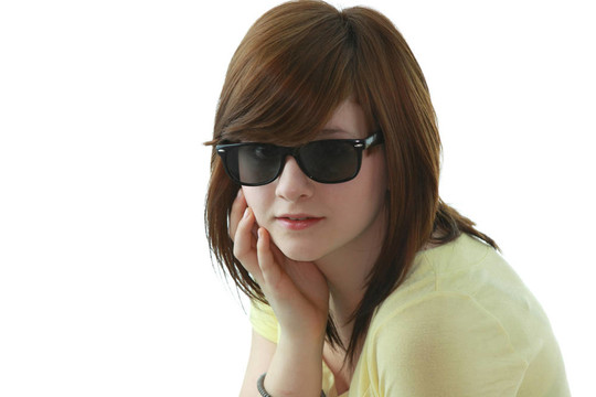 年輕的女孩用黑色sunglases