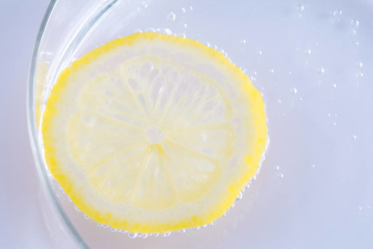 水里的檸檬片