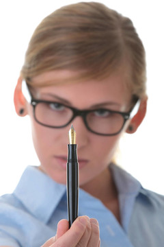 一位抱著筆的年輕女子的肖像