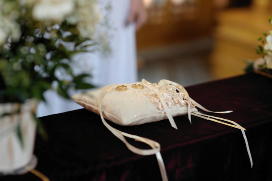 枕頭上的兩枚結(jié)婚戒指