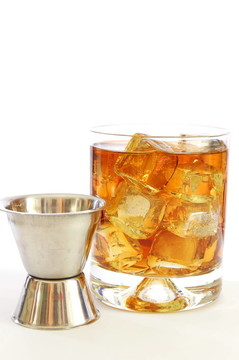 威士忌或可樂(lè)飲料