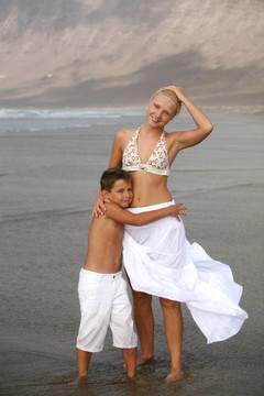 在海滩上的快乐的母亲和儿子