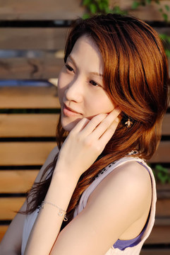 美麗的亞洲女士與夕陽光