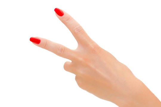 勝利的標(biāo)志。女人的手