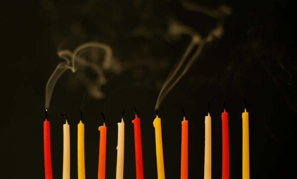 晚會結(jié)束。點燃了生日蠟燭煙霧