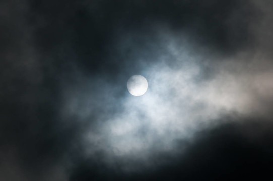 太陽在云層中