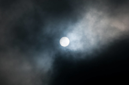 太陽在云層中