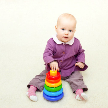 帶有彩色金字塔的嬰兒