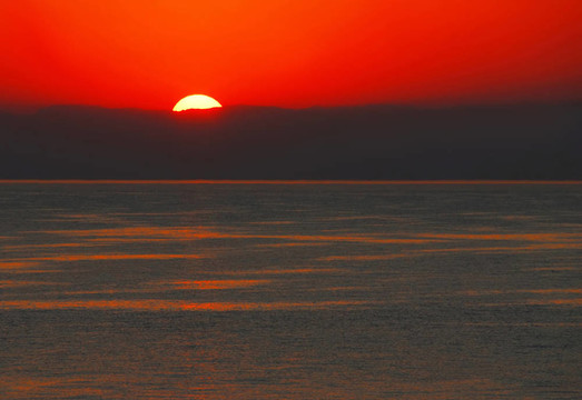 日出的海