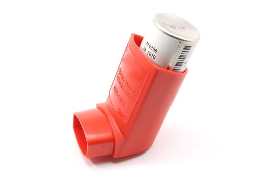 紅色的哮喘吸入器