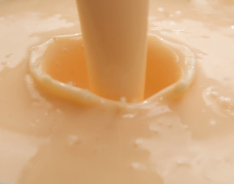 倒酸奶