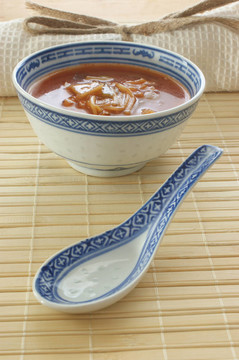 亞洲蔬菜湯配新鮮有機(jī)蔬菜