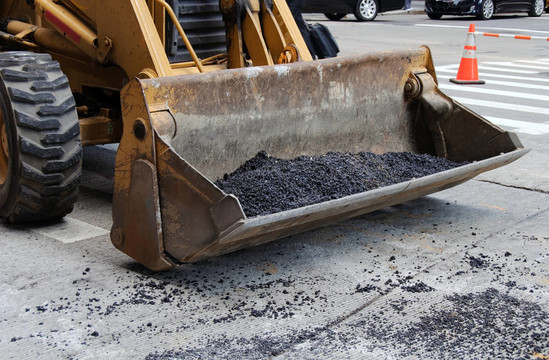 公路路面上的拖拉機(jī)牽引鏟