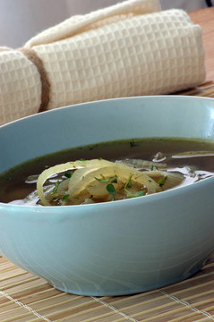 新鮮有機(jī)洋蔥湯在一個藍(lán)色的碗里