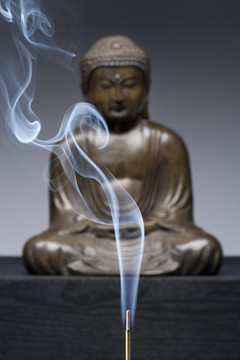 青銅佛像燃燒香煙