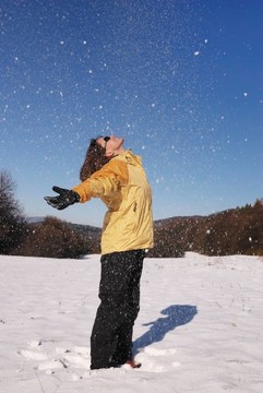 女人喜歡在雪中過冬