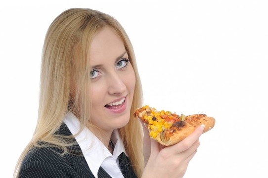 商務(wù)女人吃白色的比薩餅