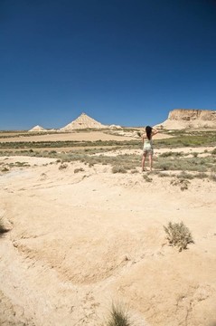 女性在Bardenas Reales