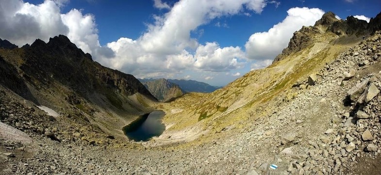 帶步行路徑的山地谷