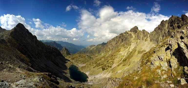有湖的山谷