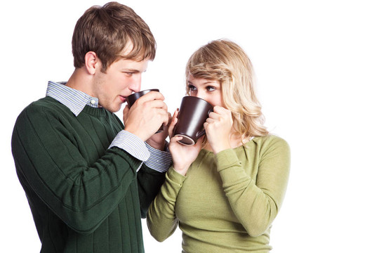 白人夫婦拿著咖啡杯