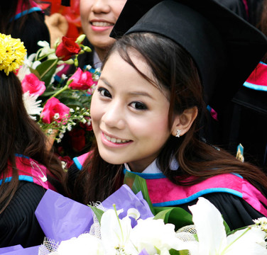 大學畢業(yè)。