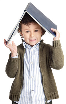 可愛的男孩讀一本書