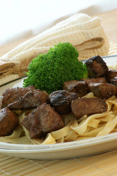肝牛肉與有機(jī)西蘭花通心粉