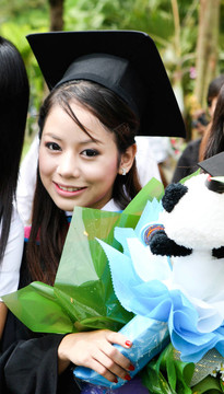 大學畢業(yè)。
