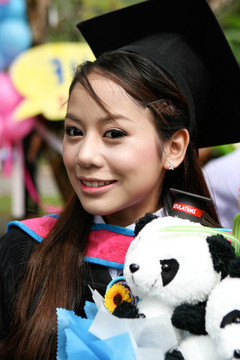 大學(xué)畢業(yè)。