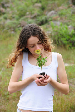 聞著花的香氣的女人
