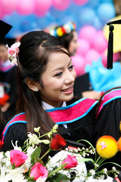 大學(xué)畢業(yè)。