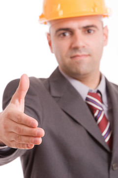 帶黃色帽子的工程師；提供握手