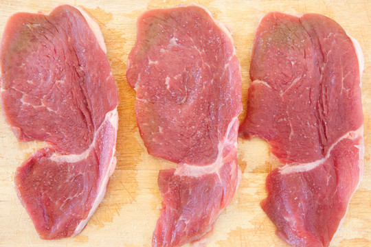 三塊牛排生咸豬肉
