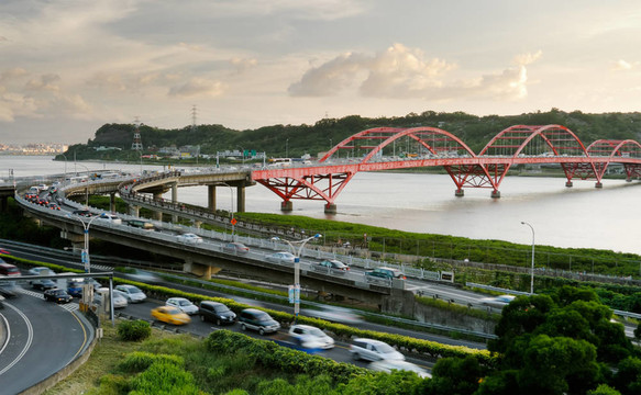 橋梁和汽車的城市