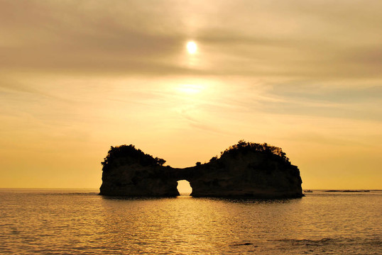 寧?kù)o的夕陽(yáng)背后獨(dú)特形狀的島嶼