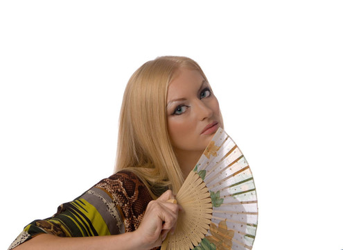 漂亮的金發(fā)女郎與一個手風(fēng)扇孤立