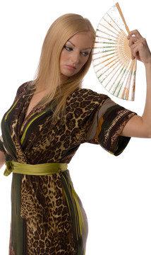 漂亮的金發(fā)女郎與一個手風(fēng)扇孤立