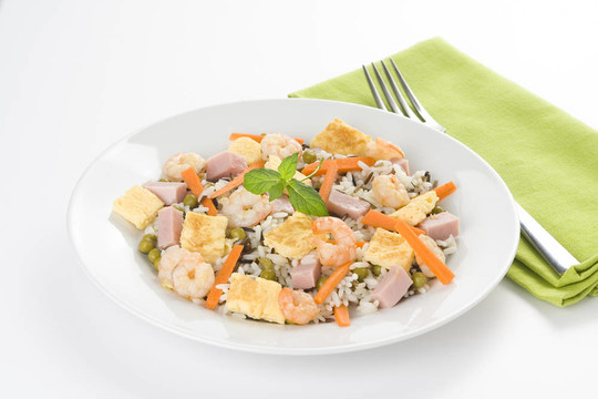 蝦炒飯豌豆火腿煎蛋盤
