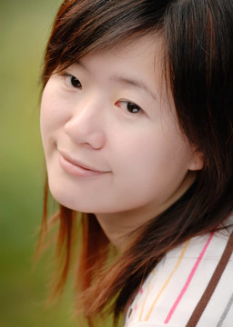亞洲美麗的女孩在戶外