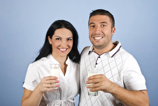 幸福夫妻健康与牛奶眼镜