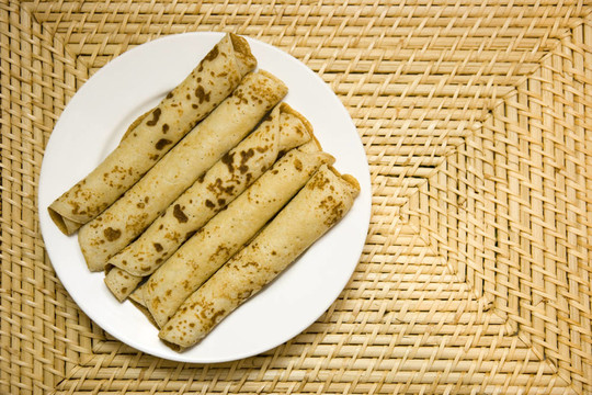 盤子上的編織的煎餅
