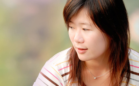 亞洲美麗的女孩在戶外