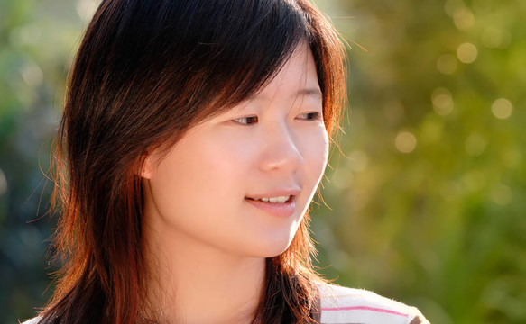 亞洲美麗的女孩在戶外